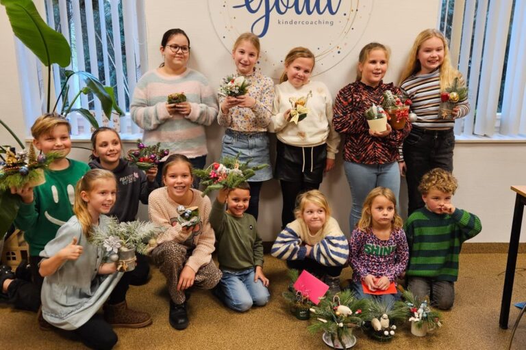 Kinderen maken kerststukjes voor dorpsgenoten